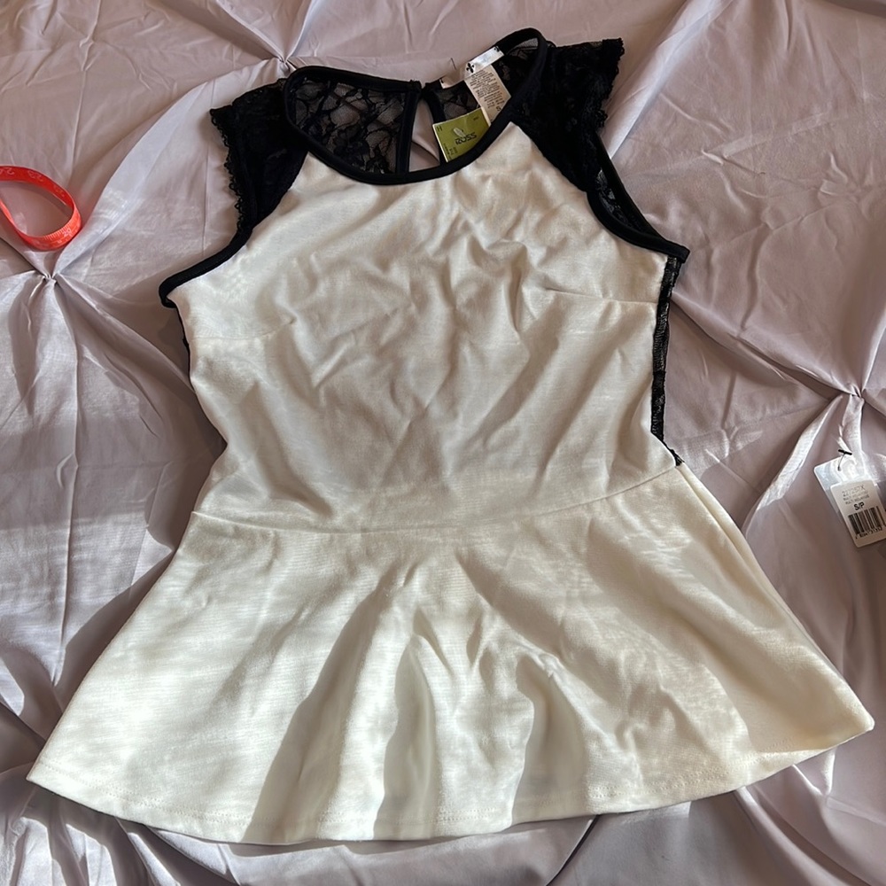 Pretty top with lace back S
